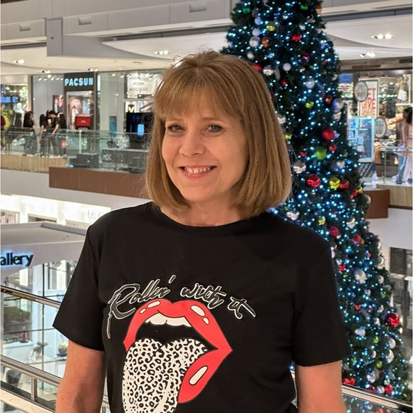 Live Share Show ❤️❤️ Lux and Designer 👜Meet your Posher Michelle - Picture 5 of 8